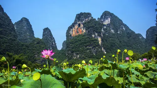 群山连绵，风景如画