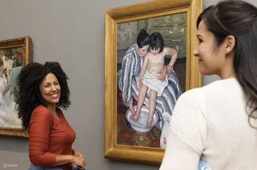 参观者一起讨论一幅妇女和儿童的画像
