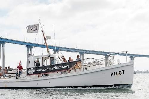 海上の水先案内船