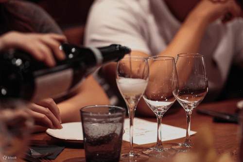 Một người đang rót sâm panh vào ly