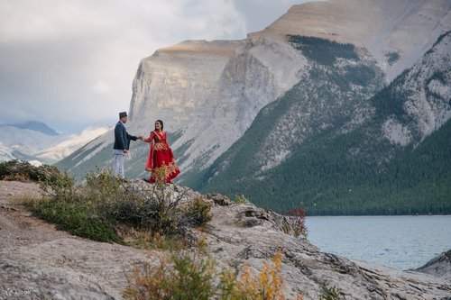 攝影地點包括寧靜的湖泊、雄偉的山脈，以及如詩如畫的森林步道