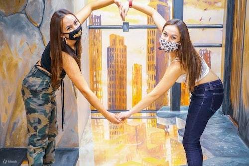 Persone in piedi sul bordo di un edificio