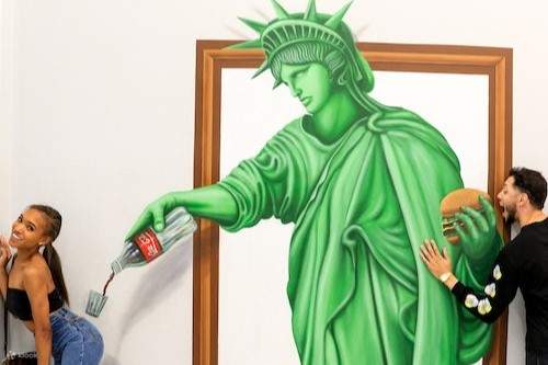 Persone che scattano una foto con la Statua della Libertà