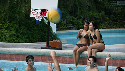 люди, играющие в пул-баскетбол