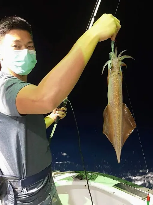 基隆: 夏夜游艇新手海钓体验&渔夫料理 (独家送防水保冷袋)