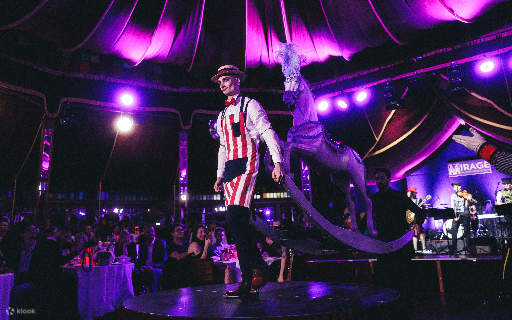 Các nghệ sĩ Burlesque thắp sáng sân khấu bằng những bộ trang phục lộng lẫy và những bước nhảy quyến rũ