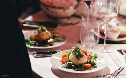 Mãn nhãn với những màn trình diễn nhào lộn đẳng cấp thế giới đầy ngoạn mục giữa các món ăn tối