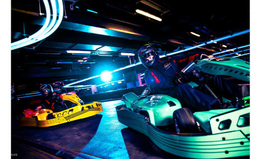 Lancez-vous sur la piste de karting intérieure la plus avancée de Londres, conçue pour donner à chaque pilote un avant-goût de la véritable vitesse de la F1®.