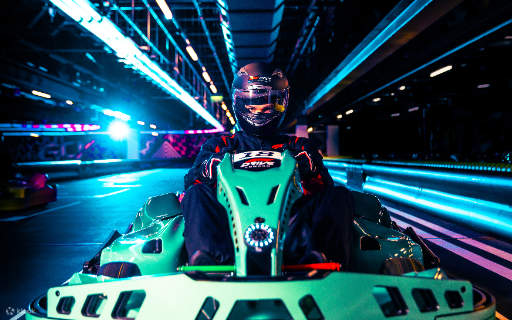 Vivez une montée d'adrénaline ultime en parcourant une piste à plusieurs niveaux inspirée de la F1 sous le Tottenham Hotspur Stadium.