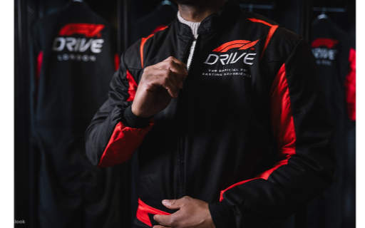 Foncez à toute allure sur un circuit à l'ingénierie époustouflante qui allie la précision de la haute technologie à l'excitation de la compétition de Formule 1®