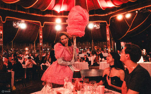 Sân khấu bừng sáng với những màu sắc rực rỡ, nhạc sống và nguồn năng lượng khó quên