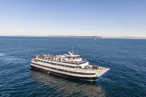 Pasajeros que disfrutan de la comodidad del crucero mientras el barco se desliza por la bahía de San Diego