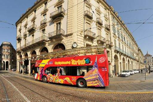 버스를 광각으로 촬영한 사진