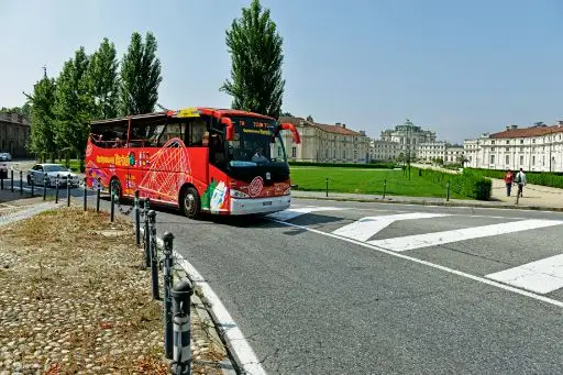 行驶在路上的双层巴士