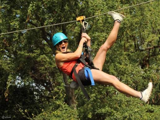 Vista panorámica de una tirolesa que se extiende a través de árboles y valles tropicales