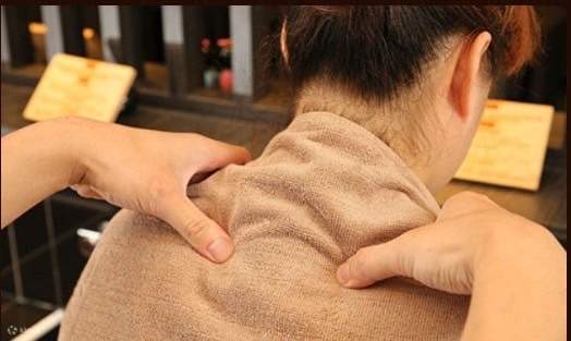 Massaggio rilassante per spalle e collo, per sciogliere le tensioni muscolari e alleviare lo stress!