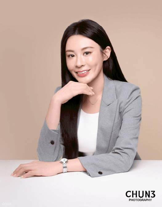 プロの就職活動用写真、撮影後の微調整技術で、撮り終えたらすぐに修正。自信とクオリティ溢れるあなたの姿を表現します！