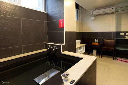 Habitación de baño de lujo en el Urai Spring Resort