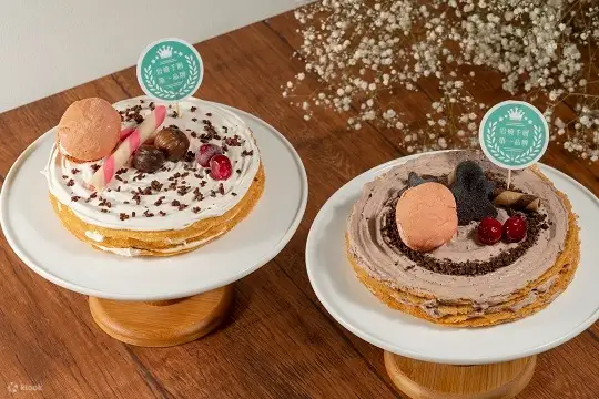 精心摆饰的2个千层蛋糕