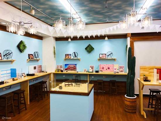 ภายในร้าน Hedgehog Home and Café ในเมืองนาฮะ 