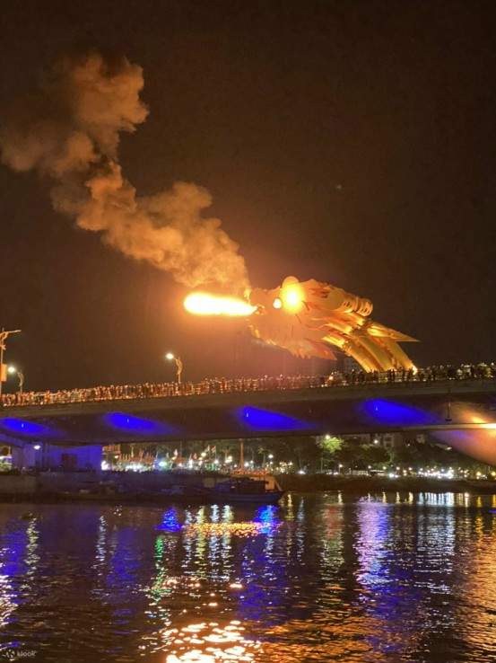 การแสดงควงกระบองไฟ 