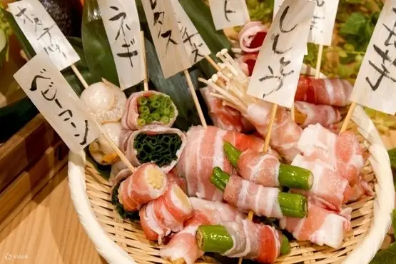 特色菜“黑烤大山鸡”是必尝菜肴。