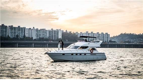 -PRINCESS-
Princess Yacht 豪华游艇宛如一间水上酒店，让您在二楼户外掌舵区也能舒适欣赏汉江美景。