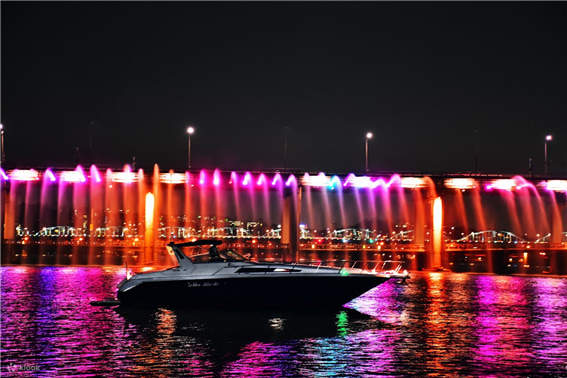 在美不胜收的游艇上，享受迷人日落与浪漫夜晚，并参与令人振奋的活动。