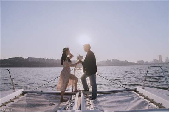 搭乘梦幻游艇，在精彩活动中，尽情享受绝美日落与浪漫夜景。