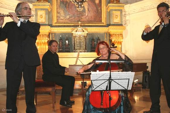 những người biểu diễn chơi buổi hòa nhạc