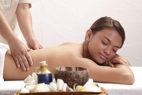 享受按摩的女子