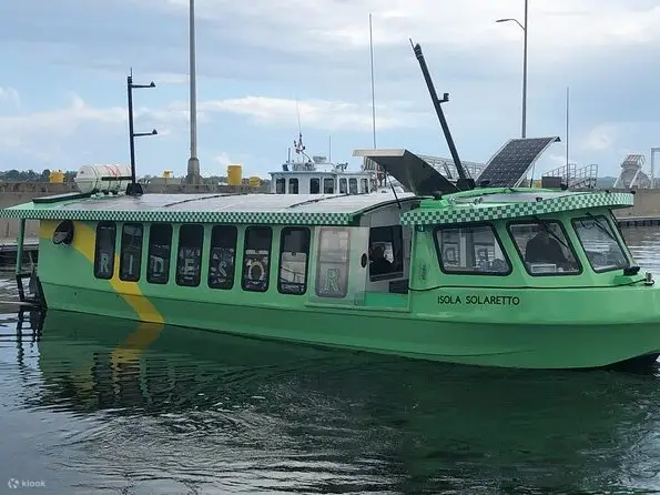 乘坐太阳能船游览夏洛特敦港，享受宁静的环保之旅
