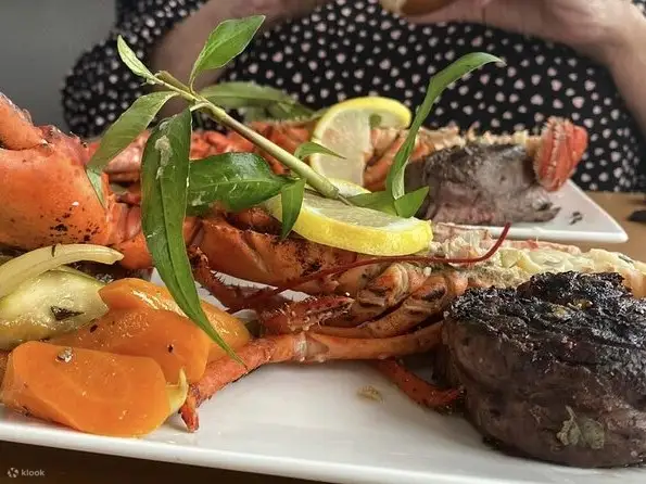 在宁静的太阳能海港游船上享用美味的当地热食