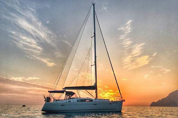 Belayar merentasi perairan bersama orang tersayang anda dengan pelayaran yang romantik