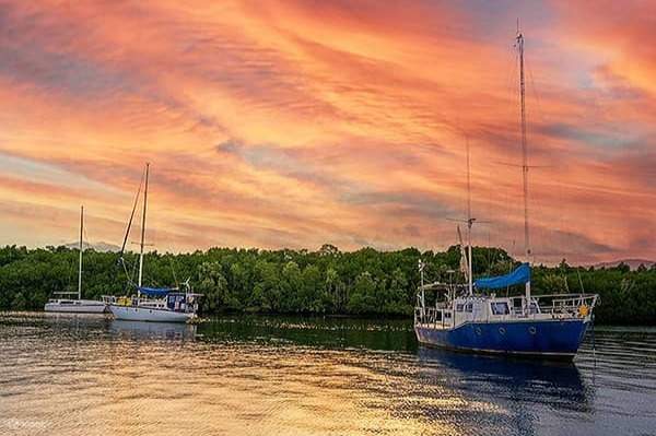 Kagumi pemandangan matahari terbenam yang menakjubkan di perairan Cairns yang tenang