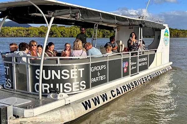 Belayar dengan pelayaran matahari terbenam, sambil menikmati suasana yang tenang dan indah