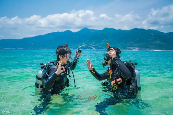 参加开放水域课程，感受新手潜水员在停泊岛蔚蓝的海水中掌握潜水技能的兴奋