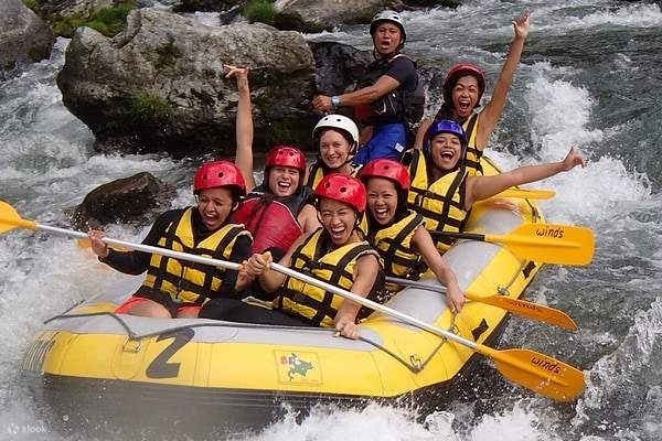rafting en el río con amigos