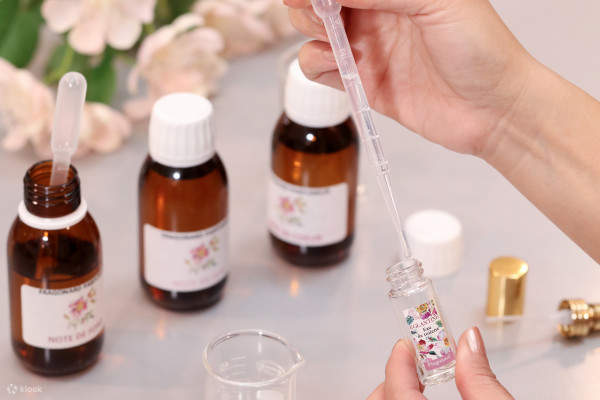 Pipeteando una fragancia de perfume en una botella pequeña