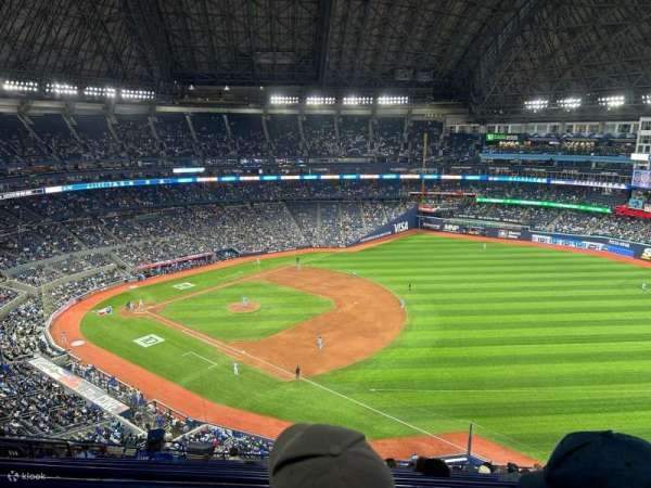 เกมเบสบอล Toronto Blue Jays ที่ Rogers Centre