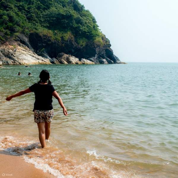 turista che gioca sulla spiaggia