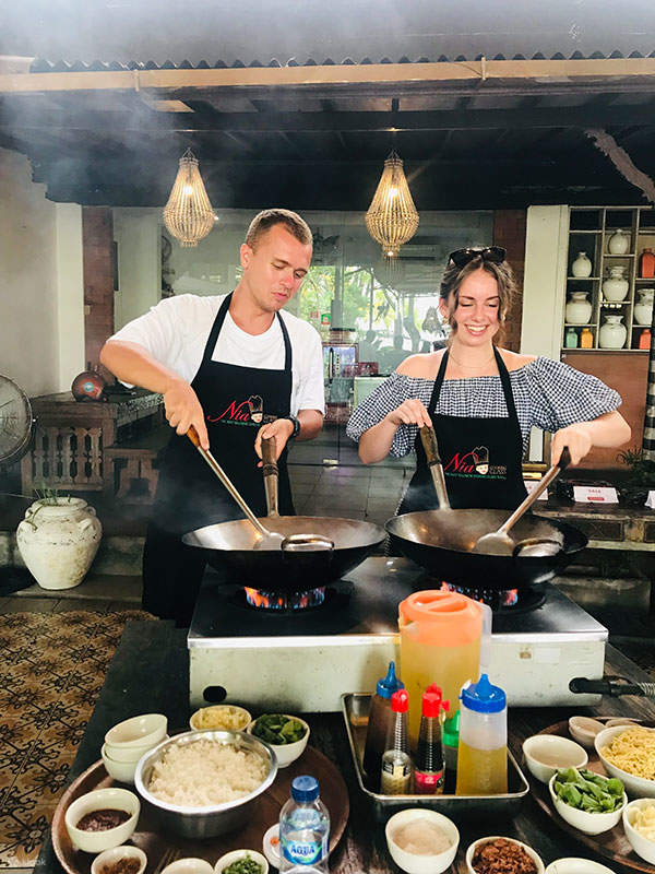 brochetas de pollo satay y tomates 