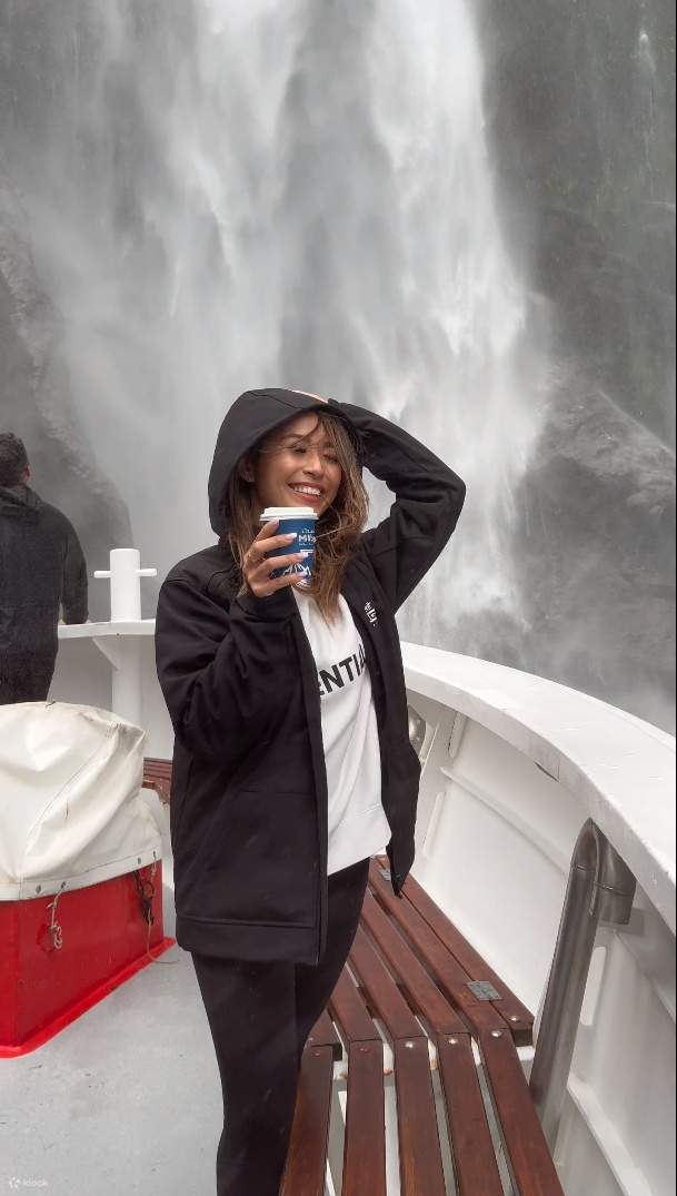 สัมผัสประสบการณ์มิลฟอร์ดซาวด์ (Milford Sound) อย่างใกล้ชิด (เช่น น้ำตกที่ไหลเชี่ยว!)