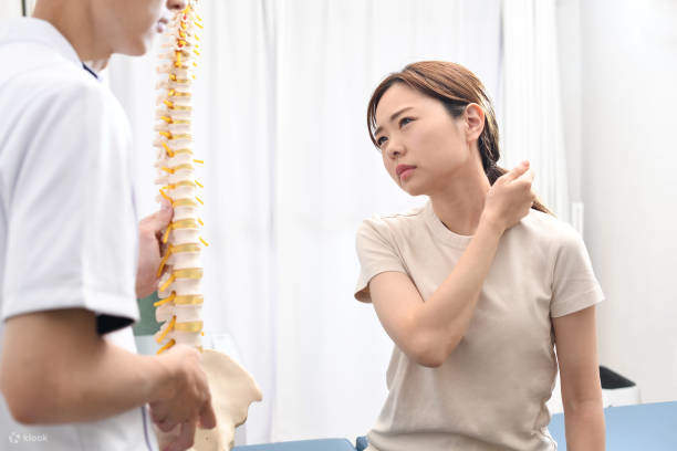 Menangani secara profesional cedera umum saat bepergian seperti jatuh saat bermain ski dan di lereng ski.