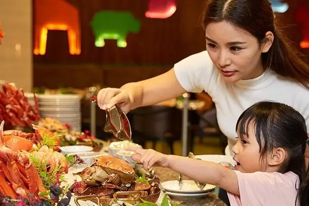 亲子一起用餐