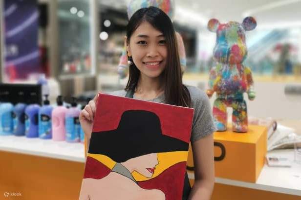 ผู้เข้าร่วมแสดงภาพวาดของพวกเขา