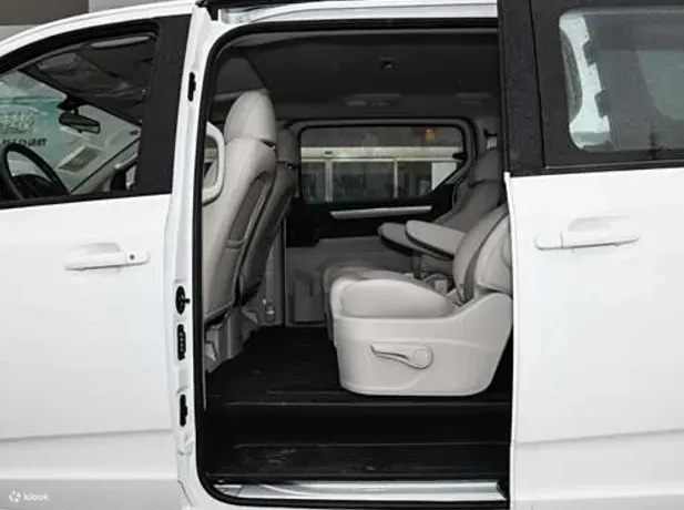 经济型商务7座车：大通G10或同级