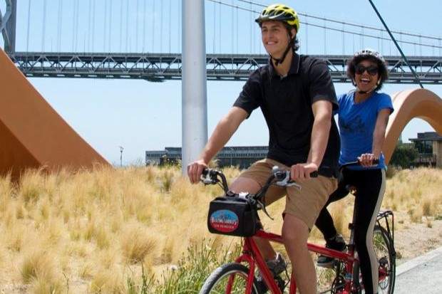 Pedala per le vivaci strade di San Francisco, scoprendo luoghi iconici al tuo ritmo