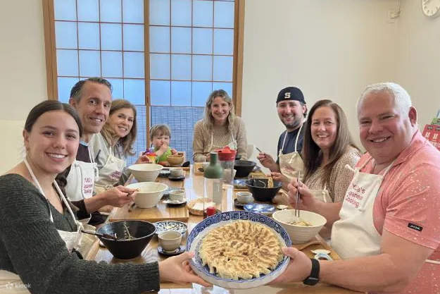 Membuat Ramen dan Gyoza Seperti Warga Lokal