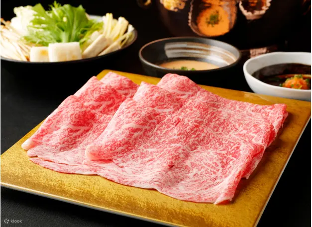 品尝店铺精选入口即化的和牛料理。